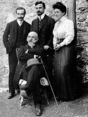 Ο γιατρός Δημήτριος Κ. Ζάννας με τον γιό του Κωνσταντίνο, το γαμπρό του Αλκιβιάδη Μάλτο και την κόρη του Ιφιγένεια, Θεσσαλονίκη 1910, (Μουσείο Μακεδονικού Αγώνα).