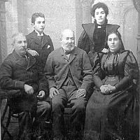 Αρχοντική οικογένεια από το Λιβάδι, τέλη 19ου αι.. (Καραΐσκος Ν.)