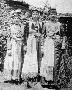 Αναμνηστική φωτογραφία σε εξωτερικό χώρο, η οποία απεικονίζει τρεις γυναίκες από τη Κλεισούρα, στα τέλη του δεκάτου ενάτου αιώνα.