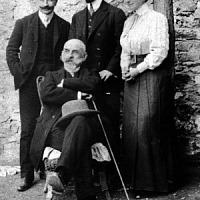 Ο γιατρός Δημήτριος Κ. Ζάννας με τον γιό του Κωνσταντίνο, το γαμπρό του Αλκιβιάδη Μάλτο και την κόρη του Ιφιγένεια, Θεσσαλονίκη 1910, (Μουσείο Μακεδονικού Αγώνα).